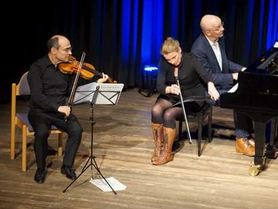 Zum Abschluss gestalten Stephan Picard, Tina Teubner und Ben Süverkrüp eine außergewöhnliche Interpretation von Beethovens »Ich liebe dich«.