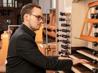 Der Organist Lukas Euler spielt am 24.09. zur Eröffnung des Kulturwochenherbstes in der St. Anna Kirche in Sulzbach.