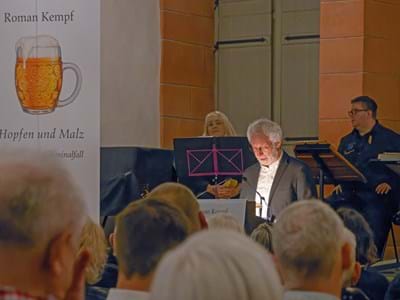 Im perfekten Ambiente des Bürgersaals im Alten Rathaus zu Miltenberg las Roman Kempf vor 120 Gästen Auszüge aus seinem neuen Roman „Hopfen und Malz“.