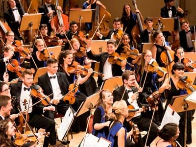 Mitglieder des European Union Youth Orchestra werden gemeinsam im Konzert mit Solisten und dem Süddeutschen Kammerchor auftreten.