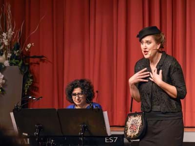 Simone Eisele (Gesang) und Gülcin Aslanova-Lutz (Klavier) wurden in Erlenbach für ihr Programm „Cabaret Sauvignon – Ballalaladen und Wein(en)“ mit begeistertem Applaus belohnt.