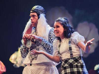 Die Schauspielerinnen und Schauspieler des Wiener Ensembles erzählen die Geschichte von Alice im Wunderland am 10.12. im Bürgerzentrum Elsenfeld.